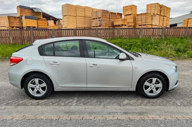 Chevrolet Cruze (2013) thumbnail 2