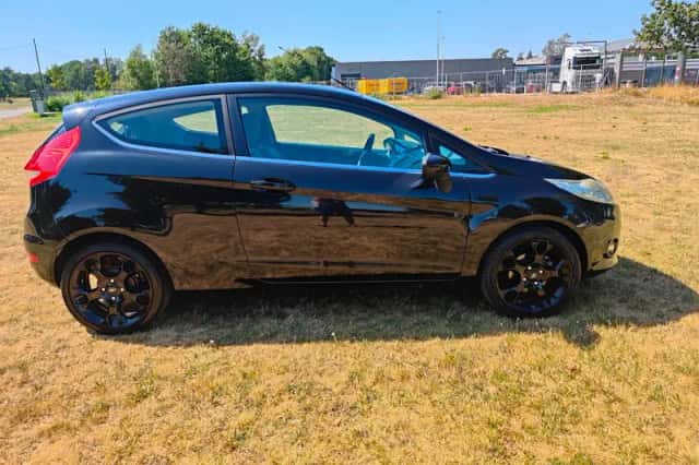 Ford Fiesta (2009) thumbnail 2