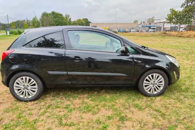 Opel Corsa (2011) thumbnail 2