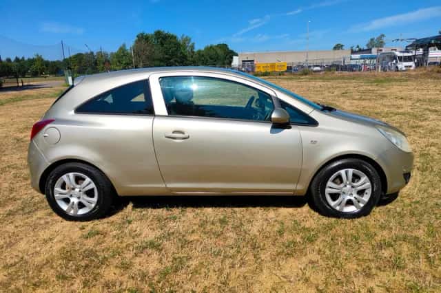 Opel Corsa (2009) thumbnail 2
