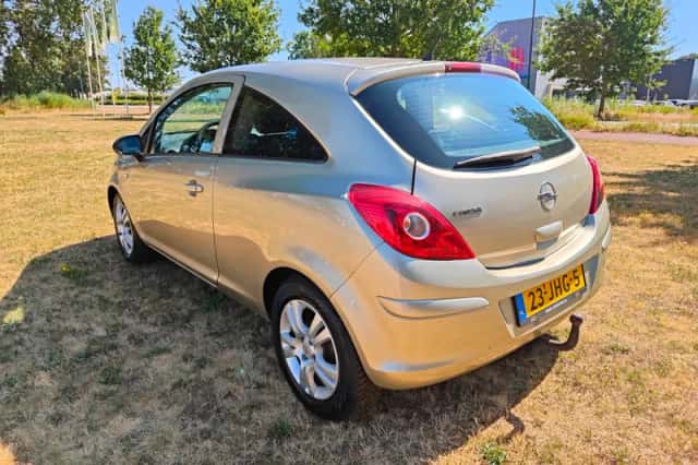 Opel Corsa (2009) thumbnail 6