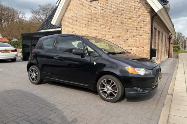 Mitsubishi Colt (2010) thumbnail 3