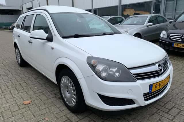 Opel Astra (2011) thumbnail 1
