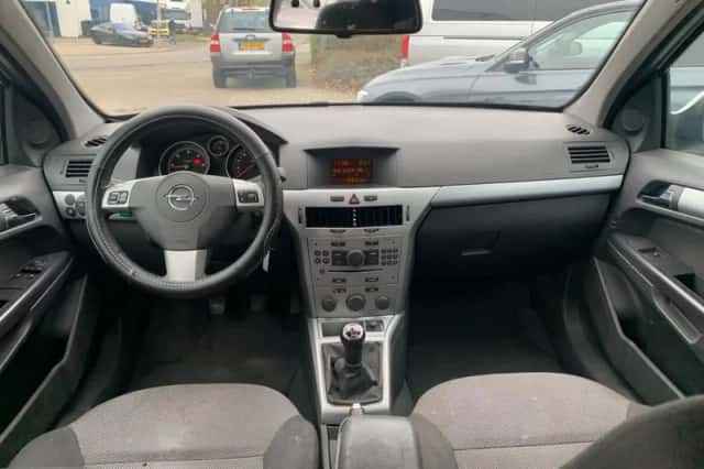 Opel Astra (2011) thumbnail 3