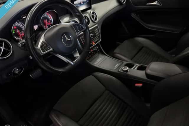 Mercedes-Benz GLA (2016) thumbnail 2