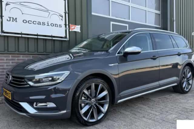 Volkswagen Passat (2016) thumbnail 1
