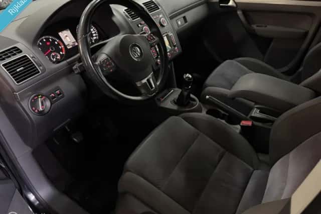 Volkswagen Touran (2012) thumbnail 3