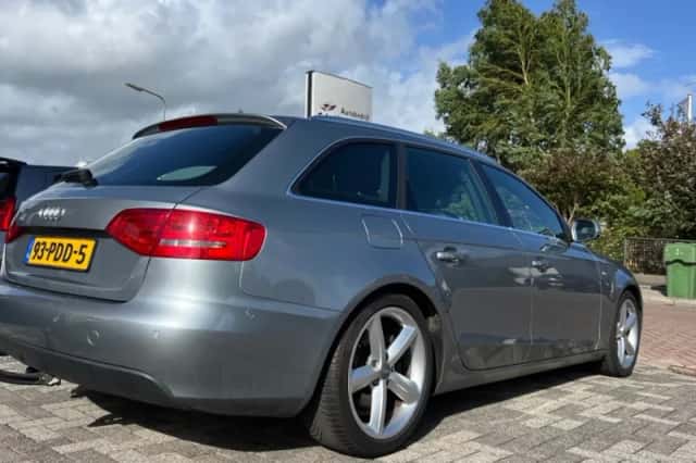 Audi A4 (2011) thumbnail 4