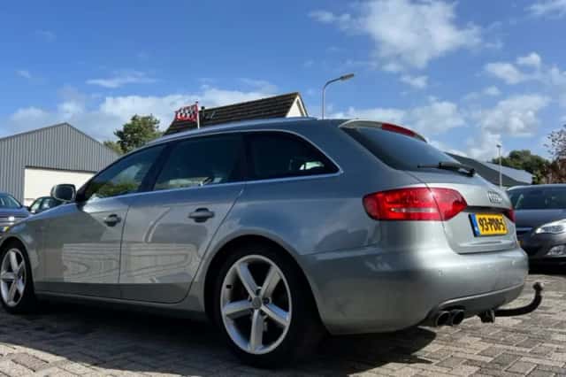 Audi A4 (2011) thumbnail 4