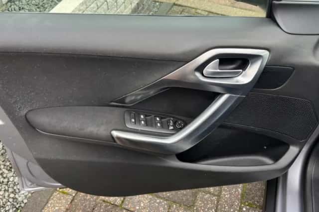 Peugeot 2008 (2019) thumbnail 5