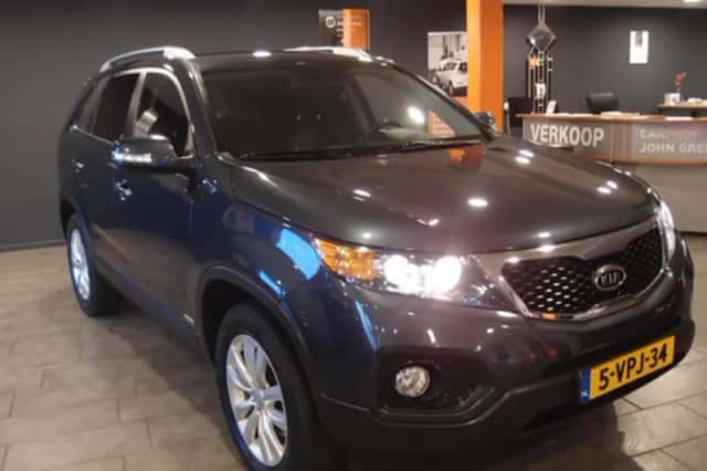 Kia Sorento (2011) thumbnail 3
