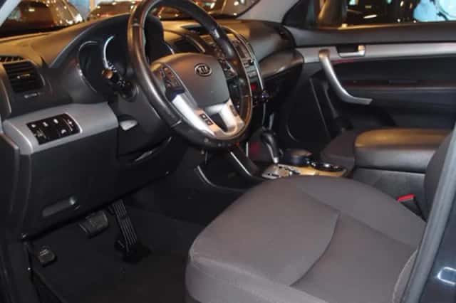Kia Sorento (2011) thumbnail 6