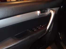Kia Sorento (2011) thumbnail 8