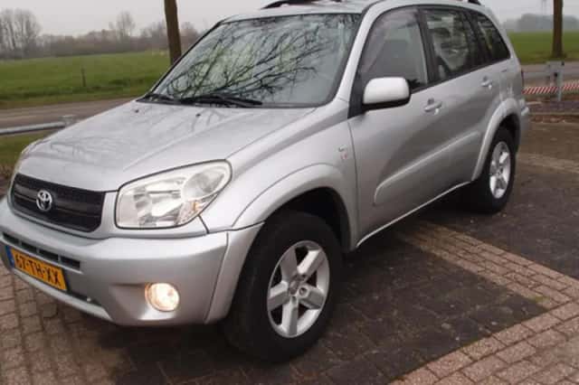 Toyota RAV4 (2004) thumbnail 2