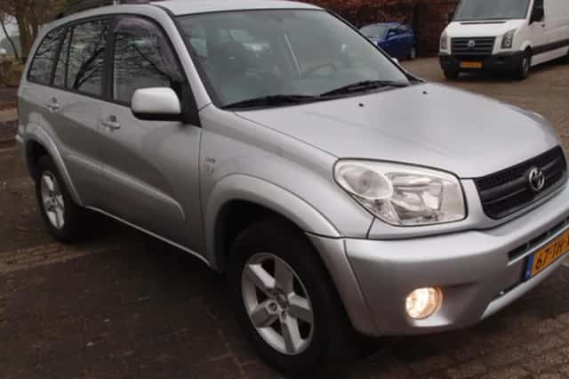 Toyota RAV4 (2004) thumbnail 3