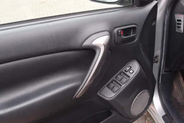 Toyota RAV4 (2004) thumbnail 6