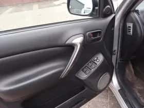 Toyota RAV4 (2004) thumbnail 6