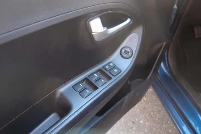 Kia Picanto (2015) thumbnail 6
