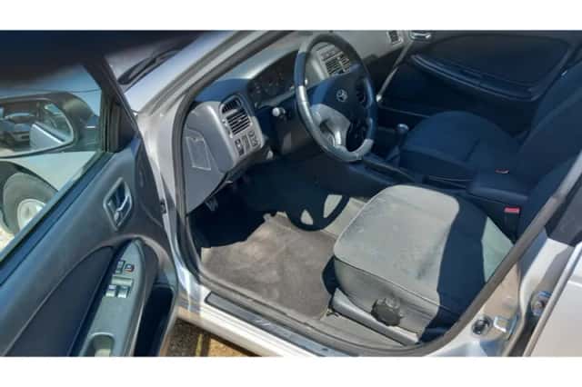 Toyota Avensis (2002) thumbnail 5