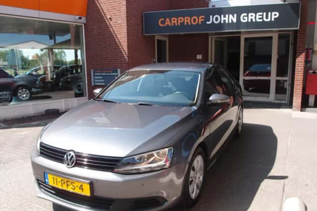 Volkswagen Jetta (2011) thumbnail 3