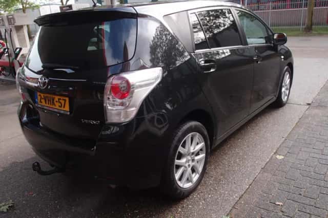 Toyota Verso (2010) thumbnail 4