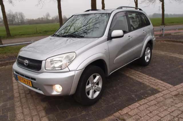 Toyota RAV4 (2004) thumbnail 2