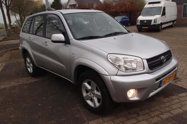 Toyota RAV4 (2004) thumbnail 3