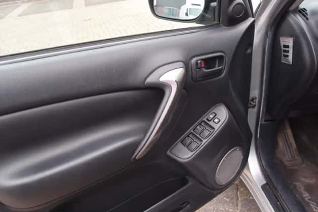 Toyota RAV4 (2004) thumbnail 6