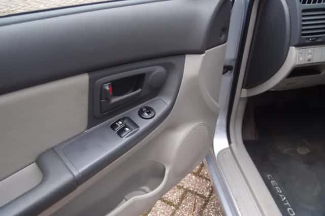 Kia Cerato (2005) thumbnail 5