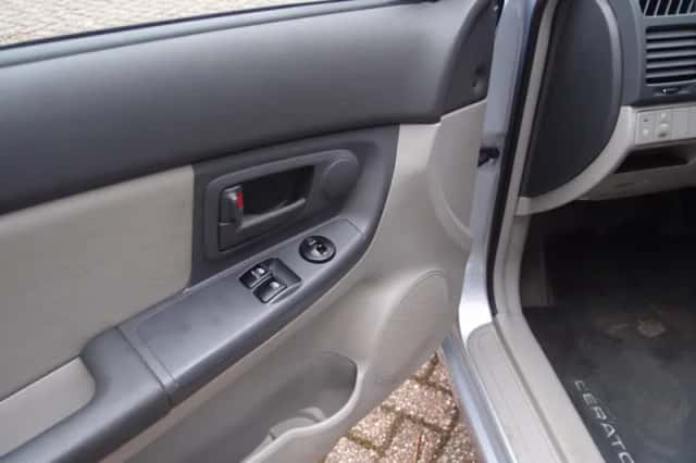 Kia Cerato (2005) thumbnail 6