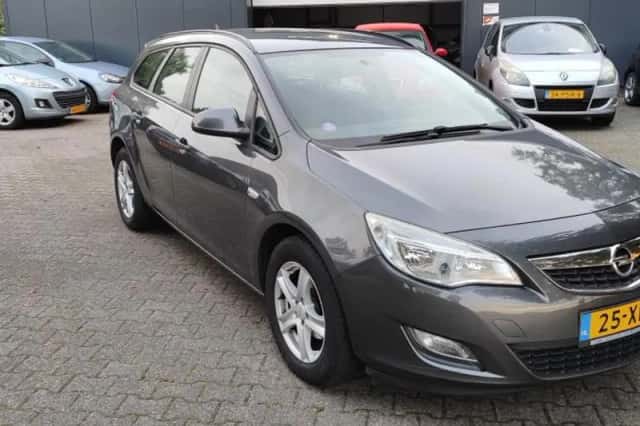 Opel Astra (2012) thumbnail 3