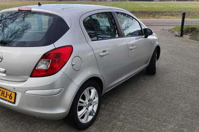 Opel Corsa (2009) thumbnail 4