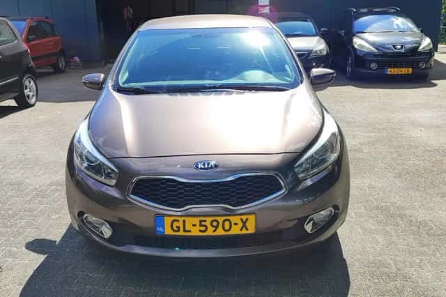 Kia Ceed (2015) thumbnail 2