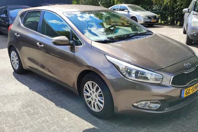 Kia Ceed (2015) thumbnail 3