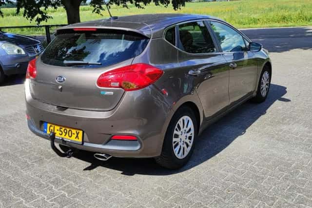 Kia Ceed (2015) thumbnail 4