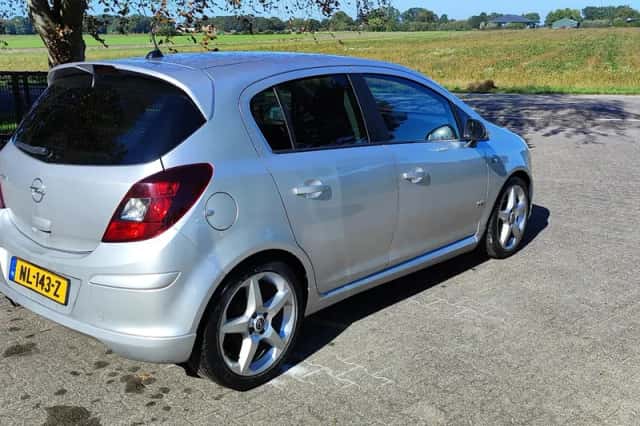 Opel Corsa (2010) thumbnail 4