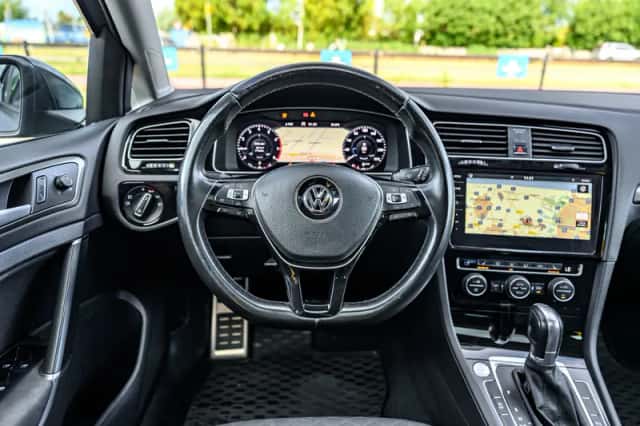 Volkswagen Golf (2018) thumbnail 4