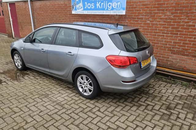 Opel Astra (2011) thumbnail 2