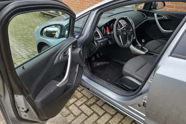 Opel Astra (2011) thumbnail 6