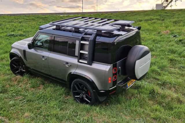 Land Rover Defender (2021) thumbnail 2
