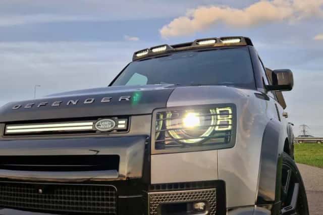 Land Rover Defender (2021) thumbnail 3