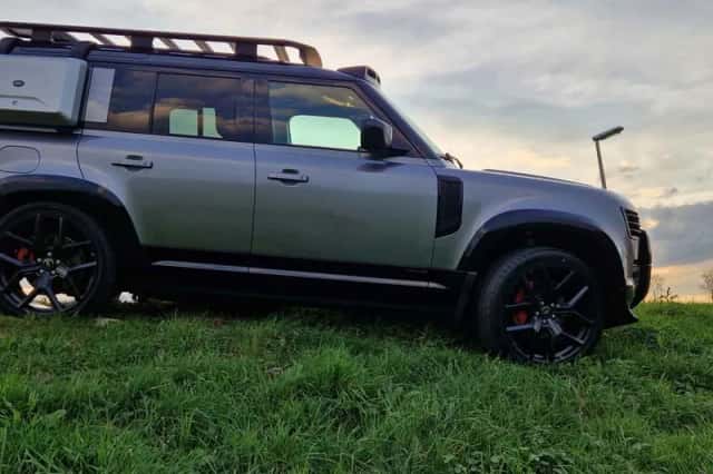 Land Rover Defender (2021) thumbnail 4