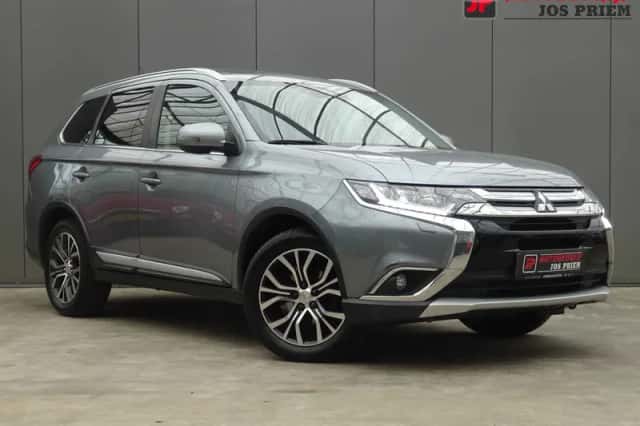 Mitsubishi Outlander (2015) thumbnail 2