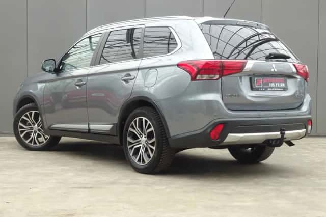 Mitsubishi Outlander (2015) thumbnail 3