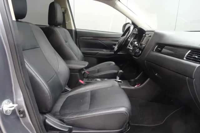 Mitsubishi Outlander (2015) thumbnail 4