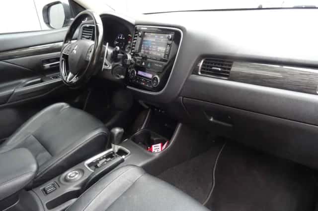 Mitsubishi Outlander (2015) thumbnail 5