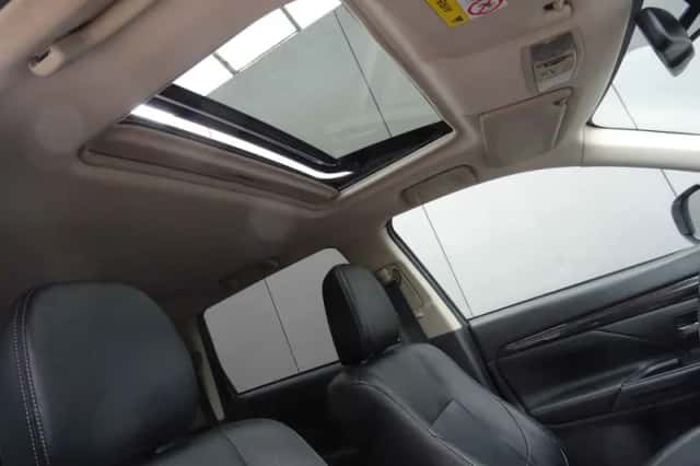 Mitsubishi Outlander (2015) thumbnail 6