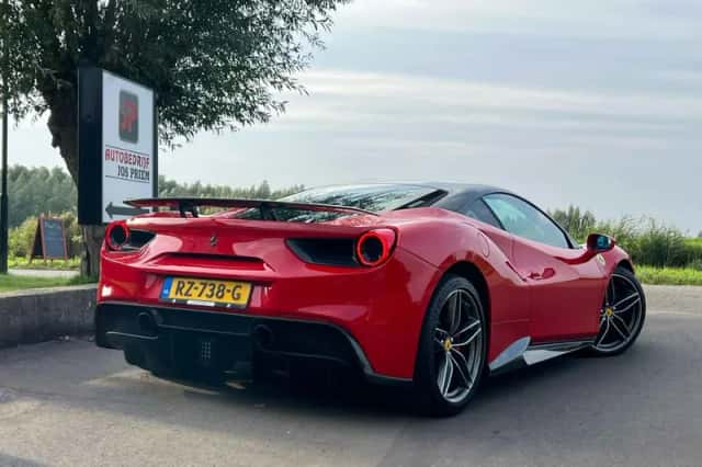 Ferrari 488 (2015) thumbnail 2