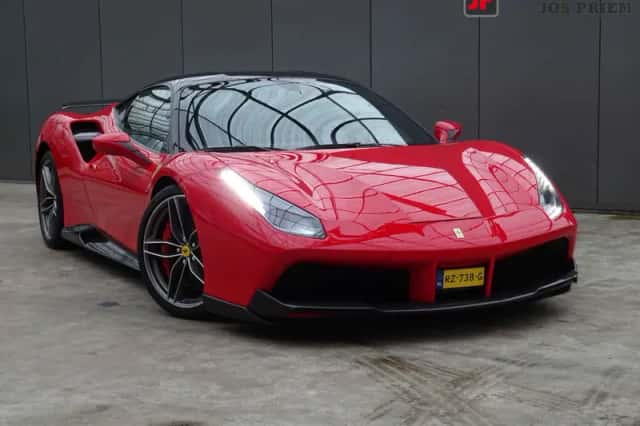Ferrari 488 (2015) thumbnail 4
