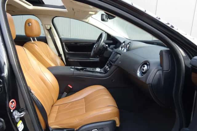 Jaguar XJ (2015) thumbnail 3